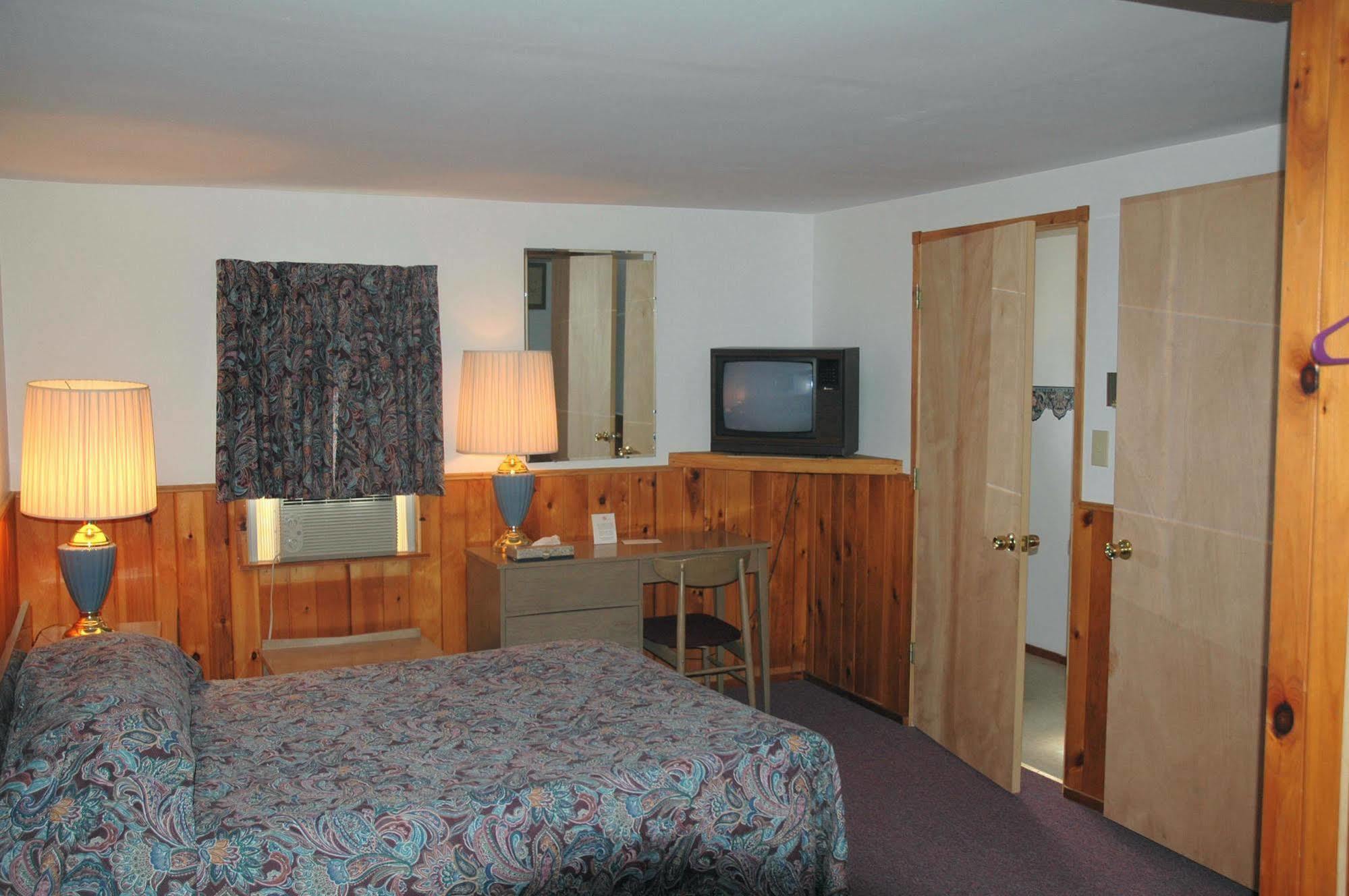 Luzerne Court Motel Lake Luzerne Ngoại thất bức ảnh